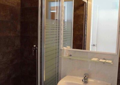 Badezimmer der Charo Suite im Hotel Platja d oder Sitges