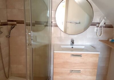 Badezimmerspiegel in billigen Hotels Sitges